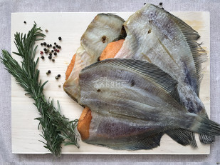 Картофель «Бруто» с солью 130 гр.: Камбала камчатская вяленая с икрой