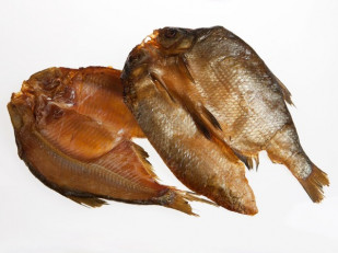 Корюшка вяленая с икрой: Карась холодного копчения